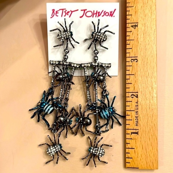 Brand New Betsey Johnson Dangly Spider Drop Earrings Halloween Glow in the Dark - Picture 9 of 15